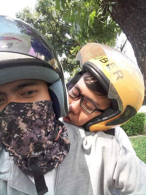 Foto-foto orang Ketiduran saat dibonceng Ojek online bikin ngakak